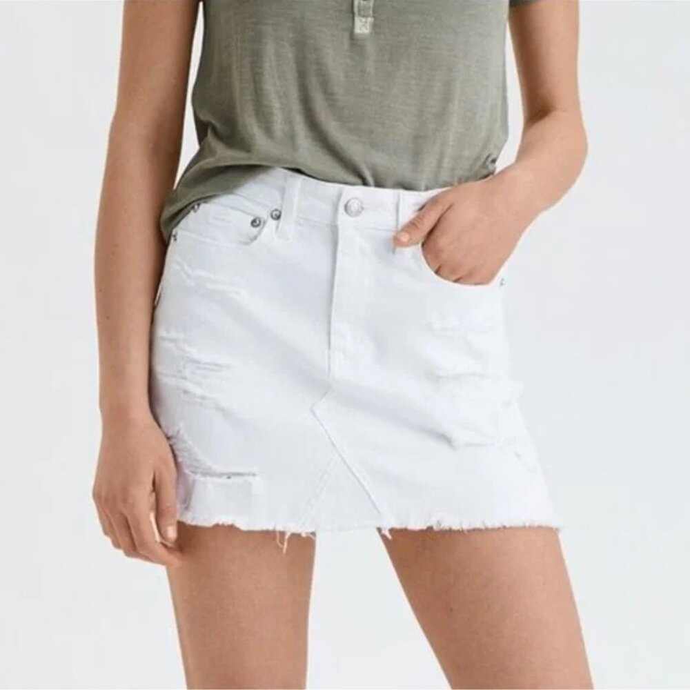 American Eagle Outfitters White Distressed Denim Skirt size 2 High-waisted